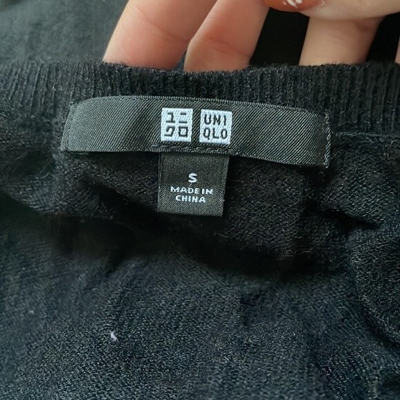 Uniqlo Black V-Neck Pullover Thin Long Sleeved Sweater Size Small - Picture 5 of 5
